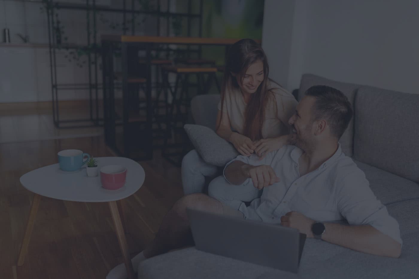 Paar bei der digitalen Finanzberatung zu Hause
