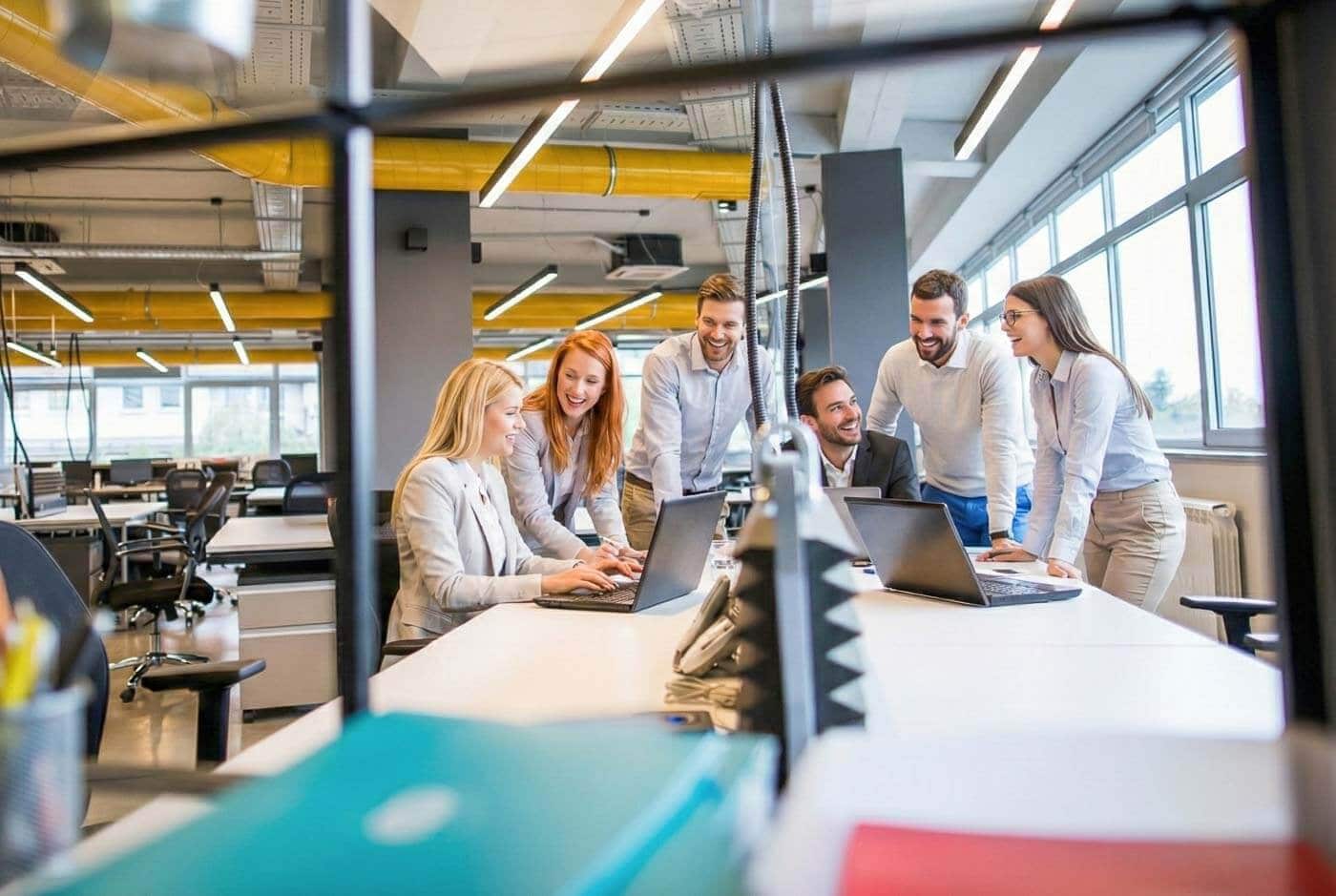 Mitarbeitende eines Unternehmens im Büro